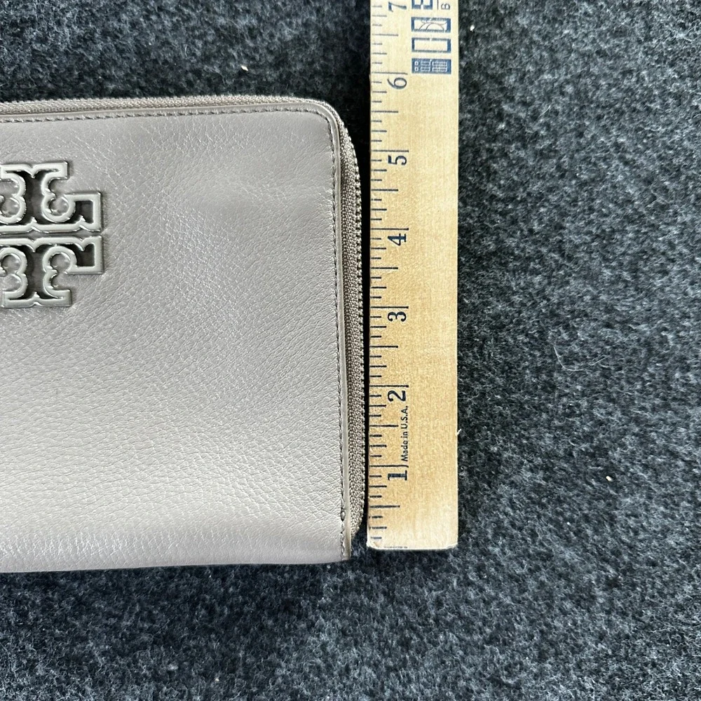 Tory Burch Britten Pebbled Leather Wristlet Taupe Gray‎ Silver Logo L-Zip Clutch